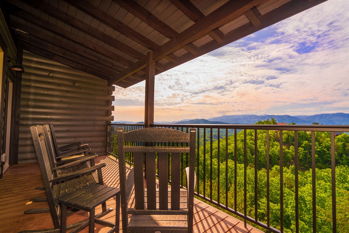 Patio with panoramic mountain view! 