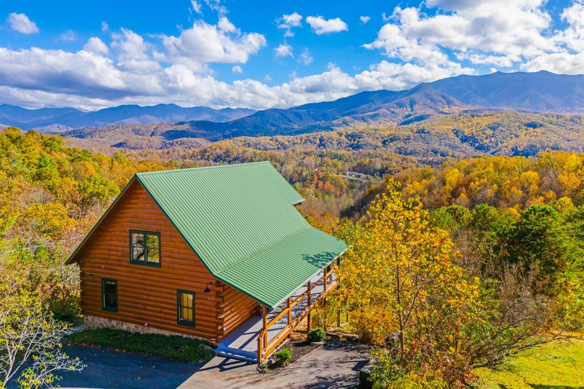 🌄 Where cozy log cabin charm meets panoramic perfection.