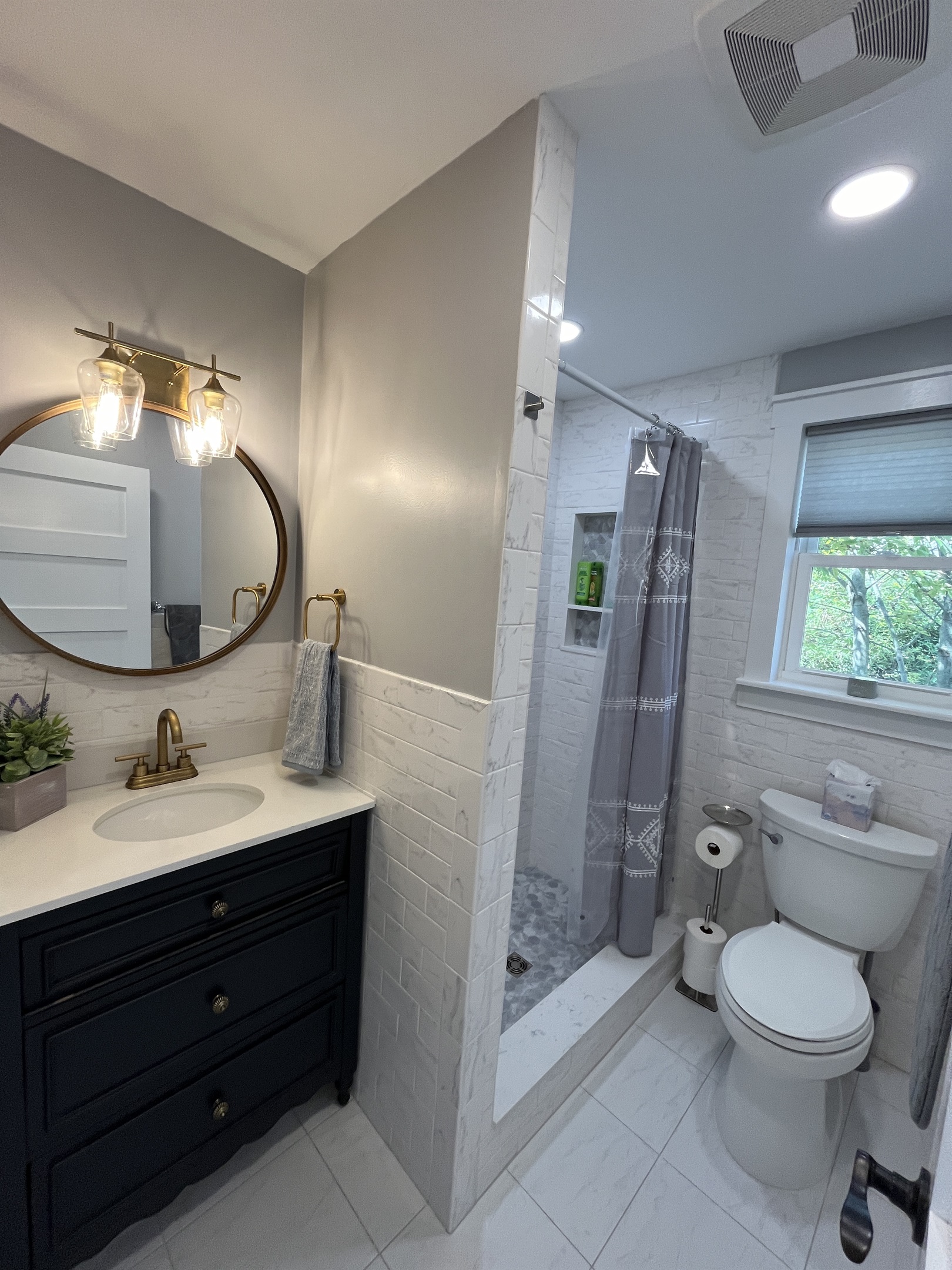 Beautiful 2nd bath with shower