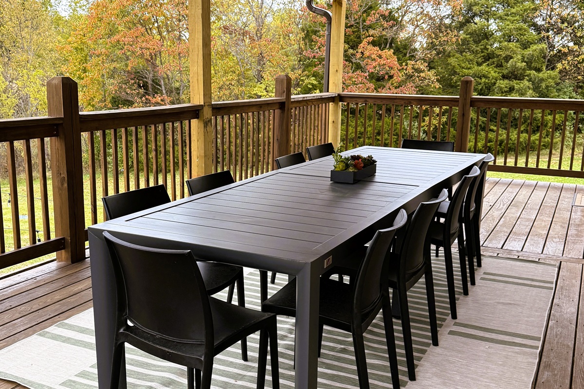 Autumn air, good company, and an outdoor table made for long conversations and slow dinners.