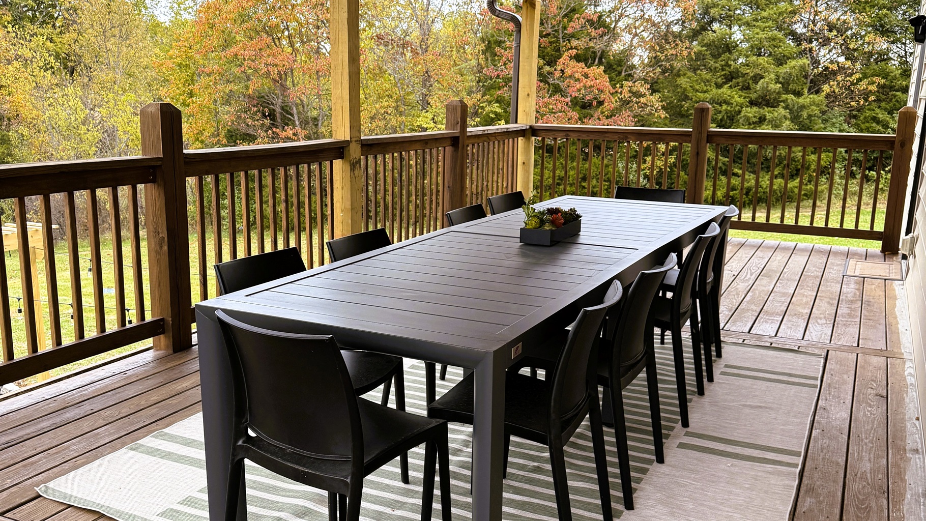 Autumn air, good company, and an outdoor table made for long conversations and slow dinners.