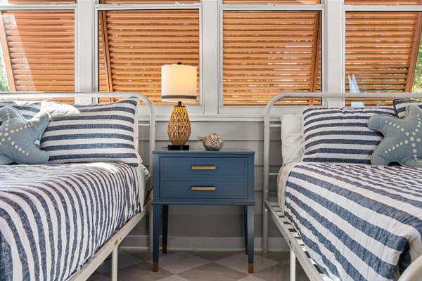 Bright Guest Bedroom with Blackout Rolldown Shades and two Double Beds