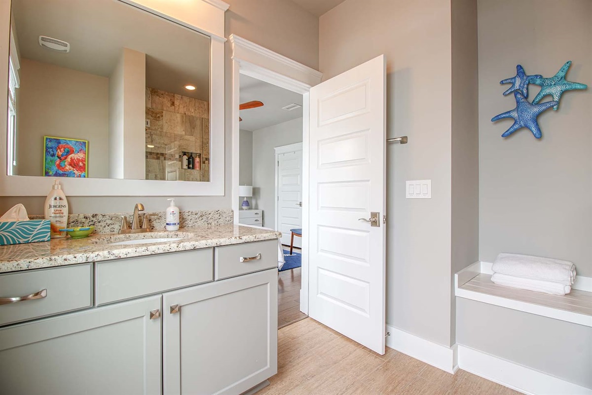 En-suite bathroom (with bedroom #1)