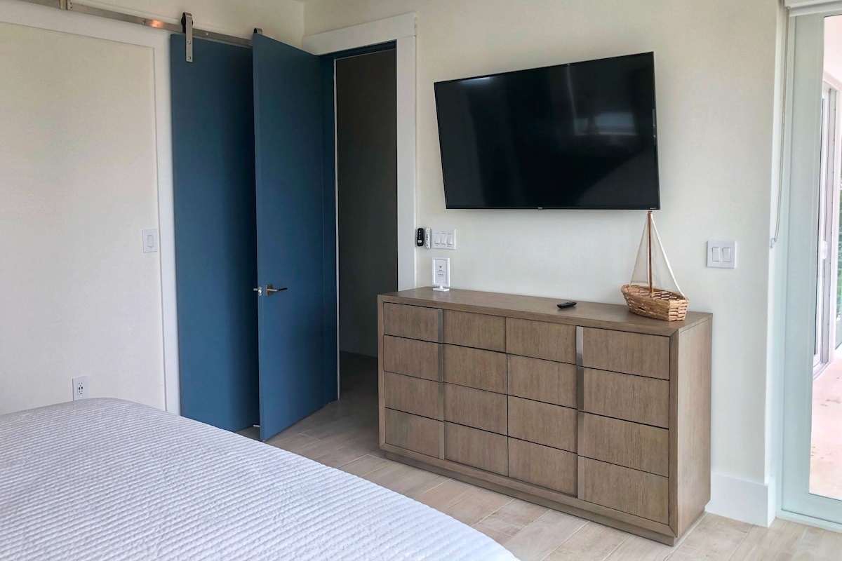 2nd King Suite With T.V. And With Attached Bath With Large Shower