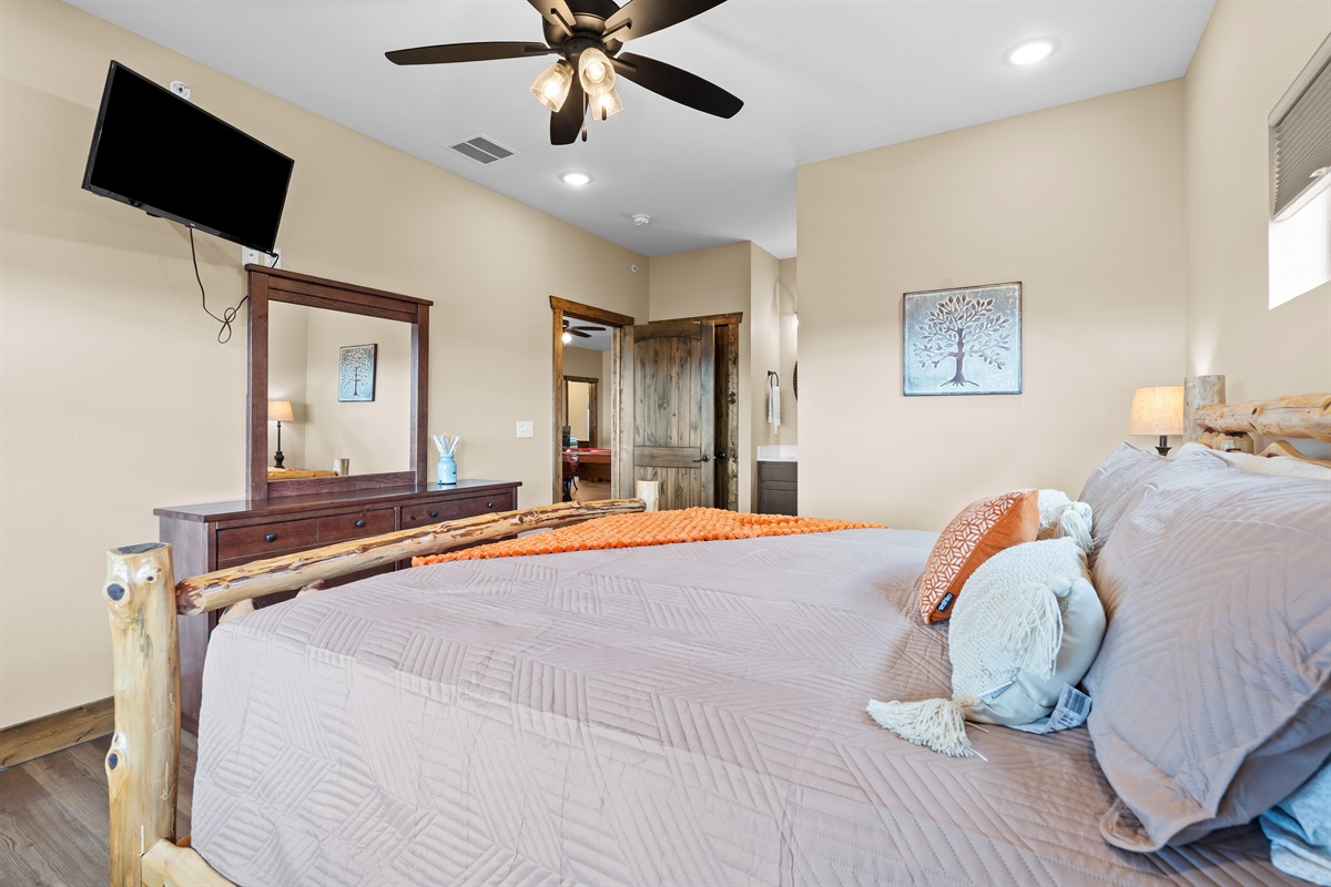Upper level king bedroom with en suite shower/tub 