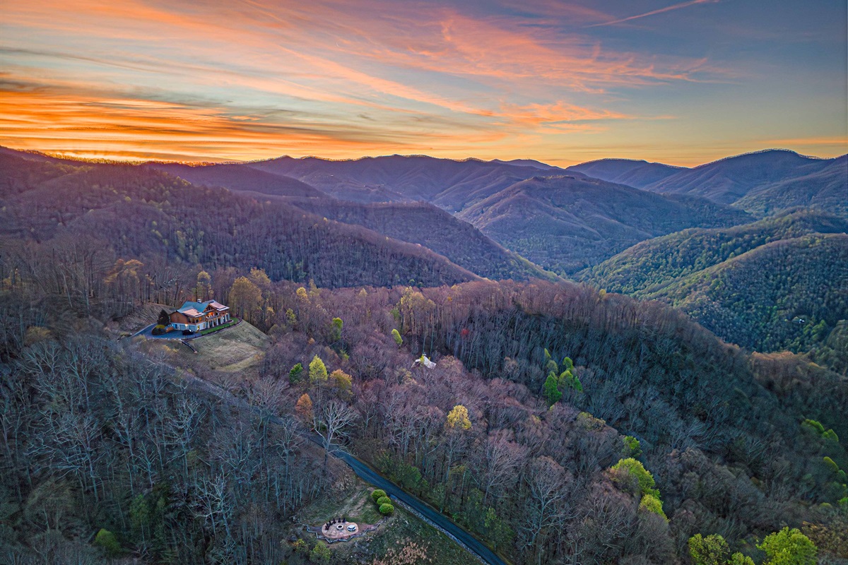 Stunning Mountain Retreat: Experience breathtaking sunsets over rolling hills every evening!