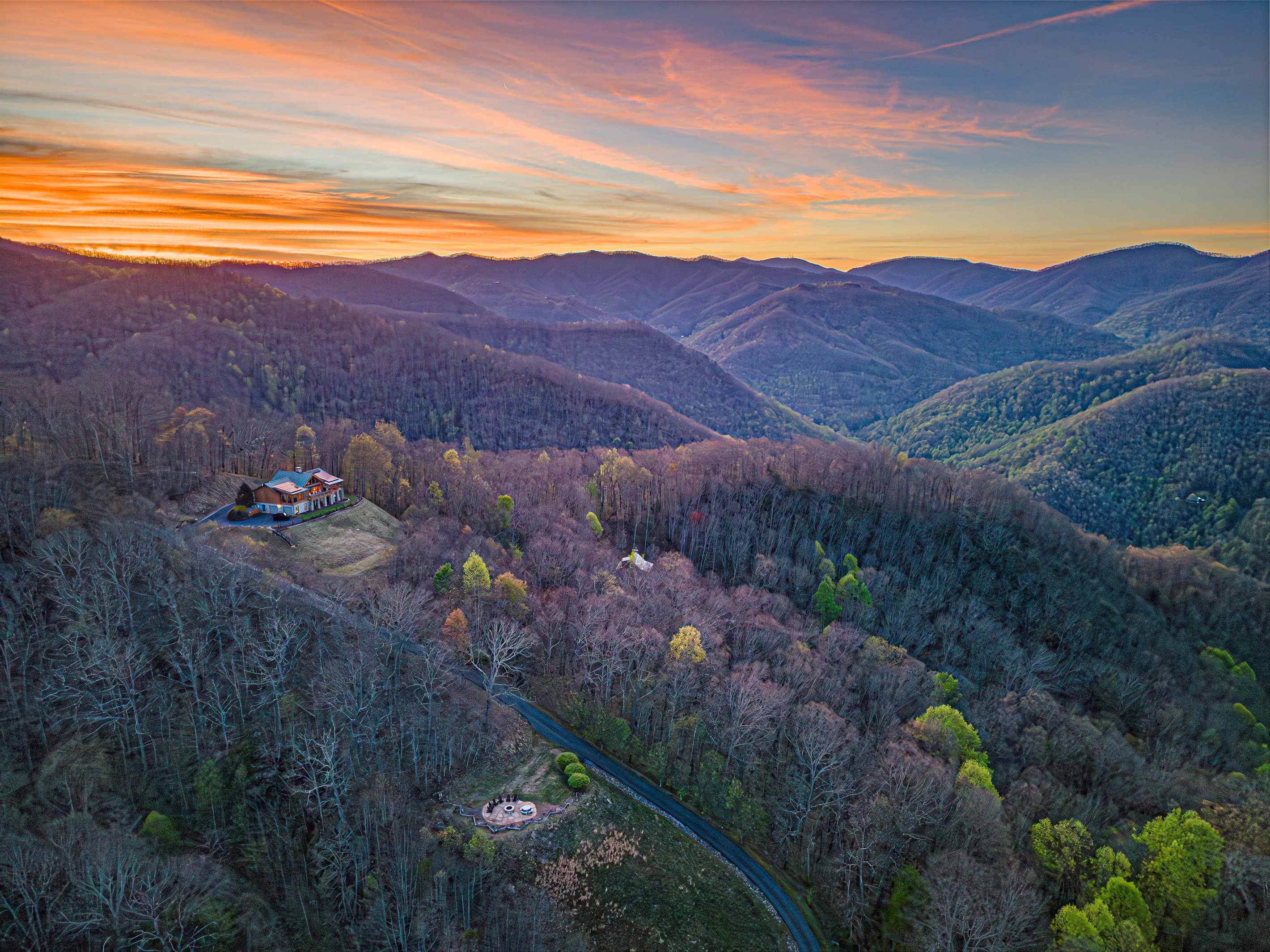 Stunning Mountain Retreat: Experience breathtaking sunsets over rolling hills every evening!