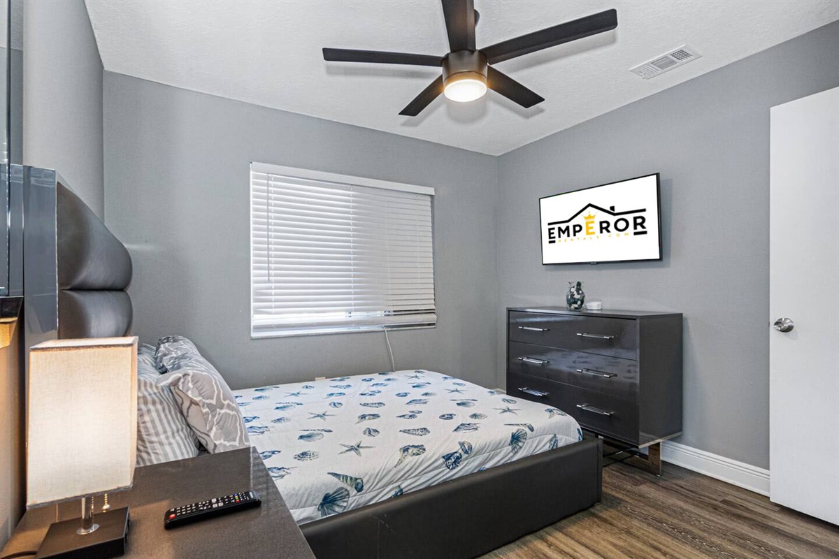 Watch movies or your favorite series in your own comfortable bedroom with your kids or friends! This bedroom has a queen size bed, drawers and closet. Don't hesitate to send us a message if you have any questions!