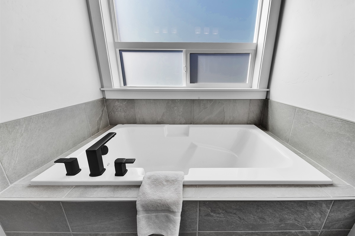 Tub in Primary bathroom