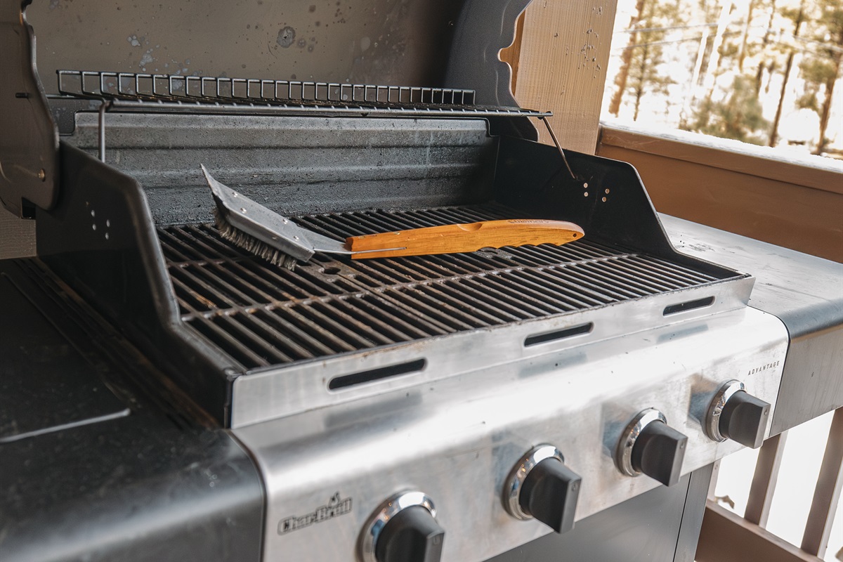Private grill available for guest use—perfect for family dinners and easy mountain meals. Enjoy outdoor cooking at Attiwood Ridge while taking in the fresh Pinetop air year-round.