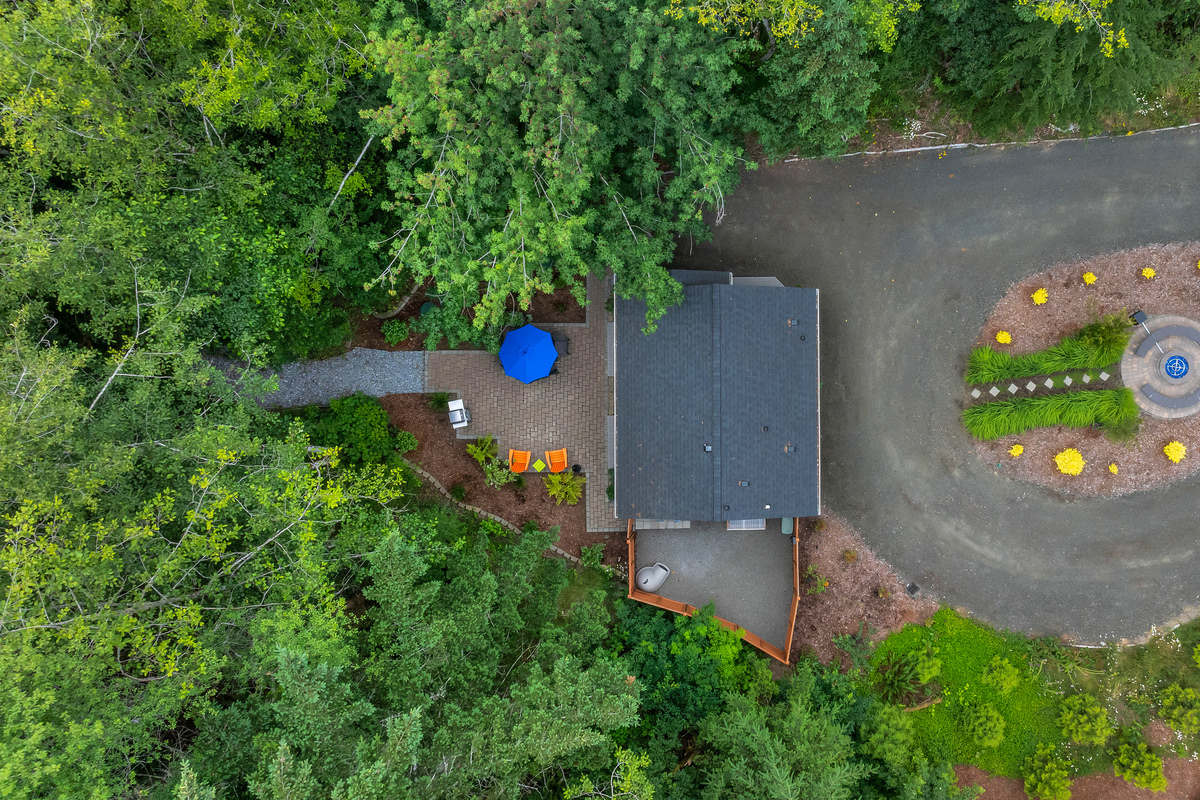 Alder Falls outdoor amenities:  large paver patio with commercial grill and dining table; dog kennel; propane fire pit with stone seating and shimmering fire glass