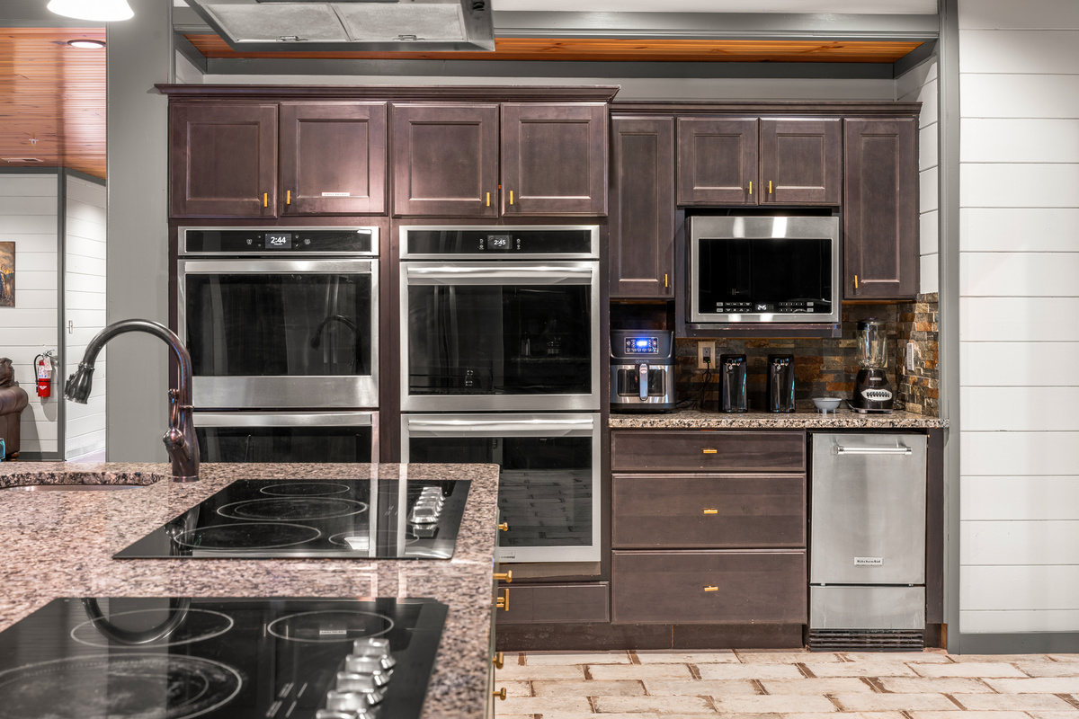 Ice maker - 3 microwaves - fully stocked