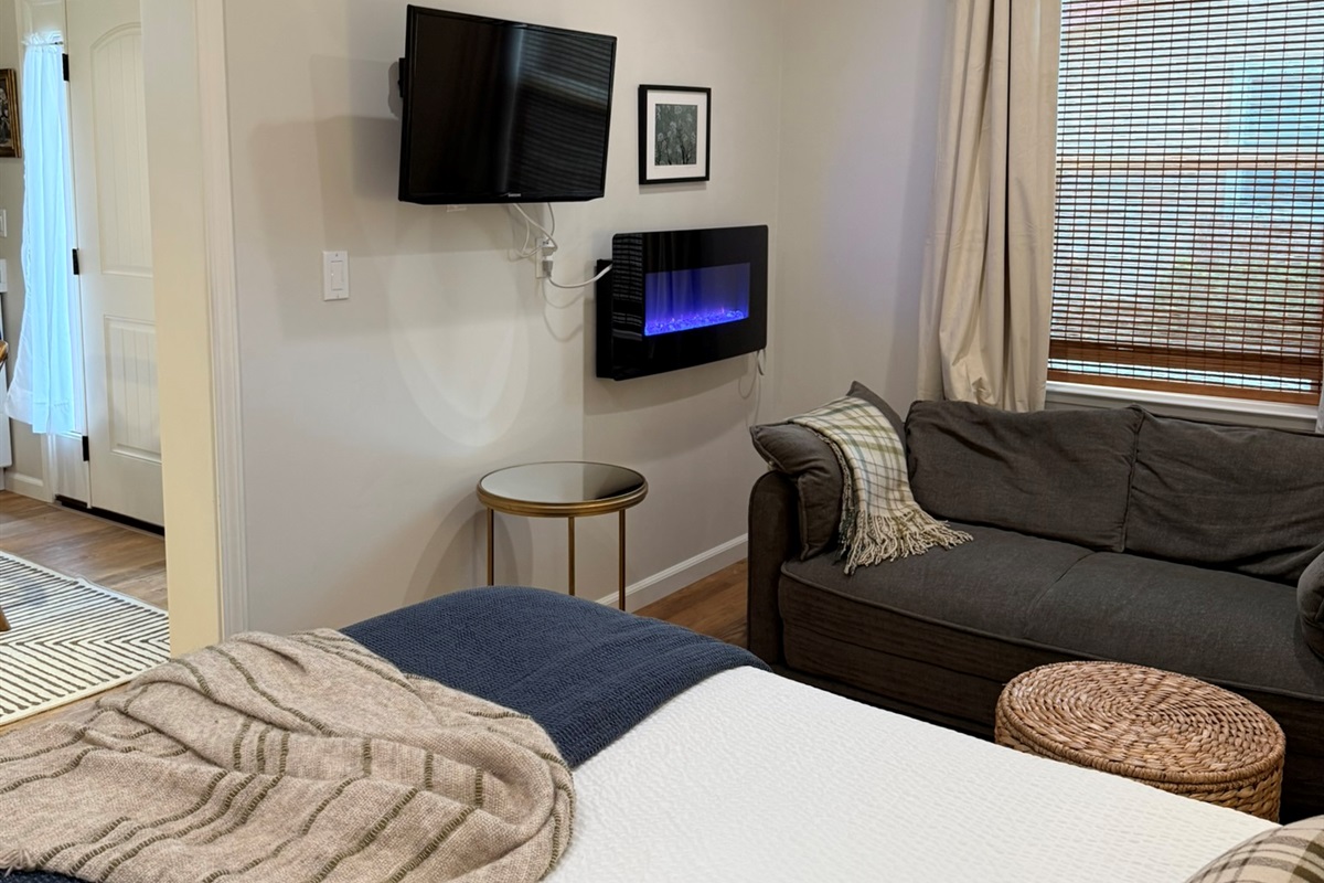 Queen Bed, Sleeper, TV, Electric Fireplace