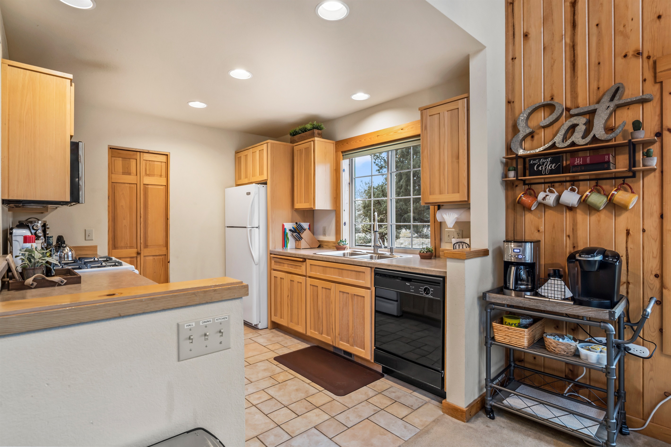 Coffee bar & kitchen