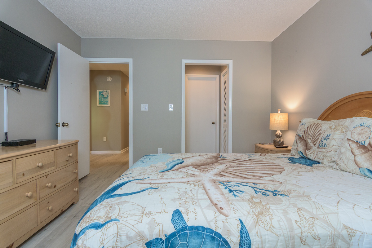 King and a twin bed in this spacious Main bedroom with ensuite
