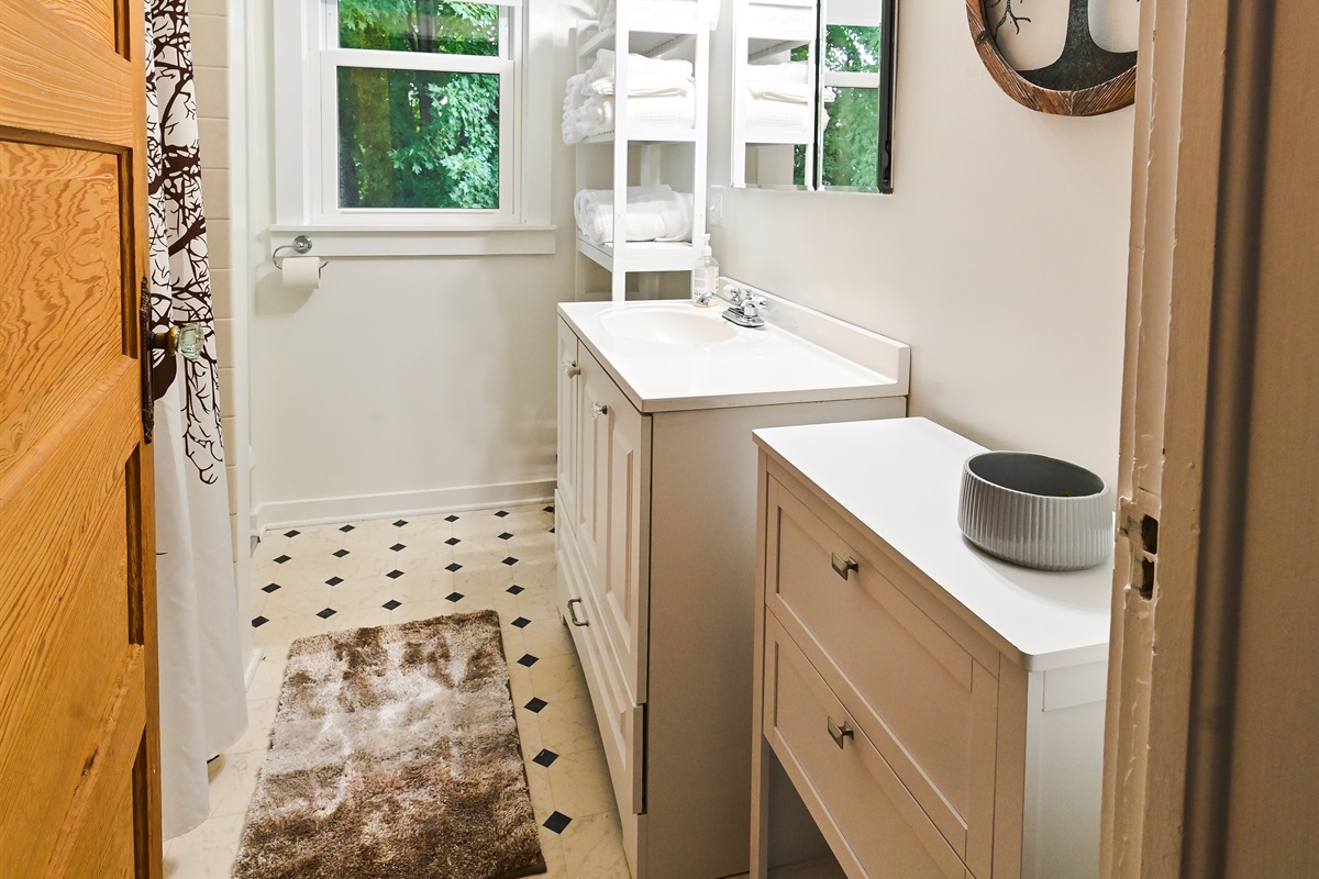 bathroom with tub/shower