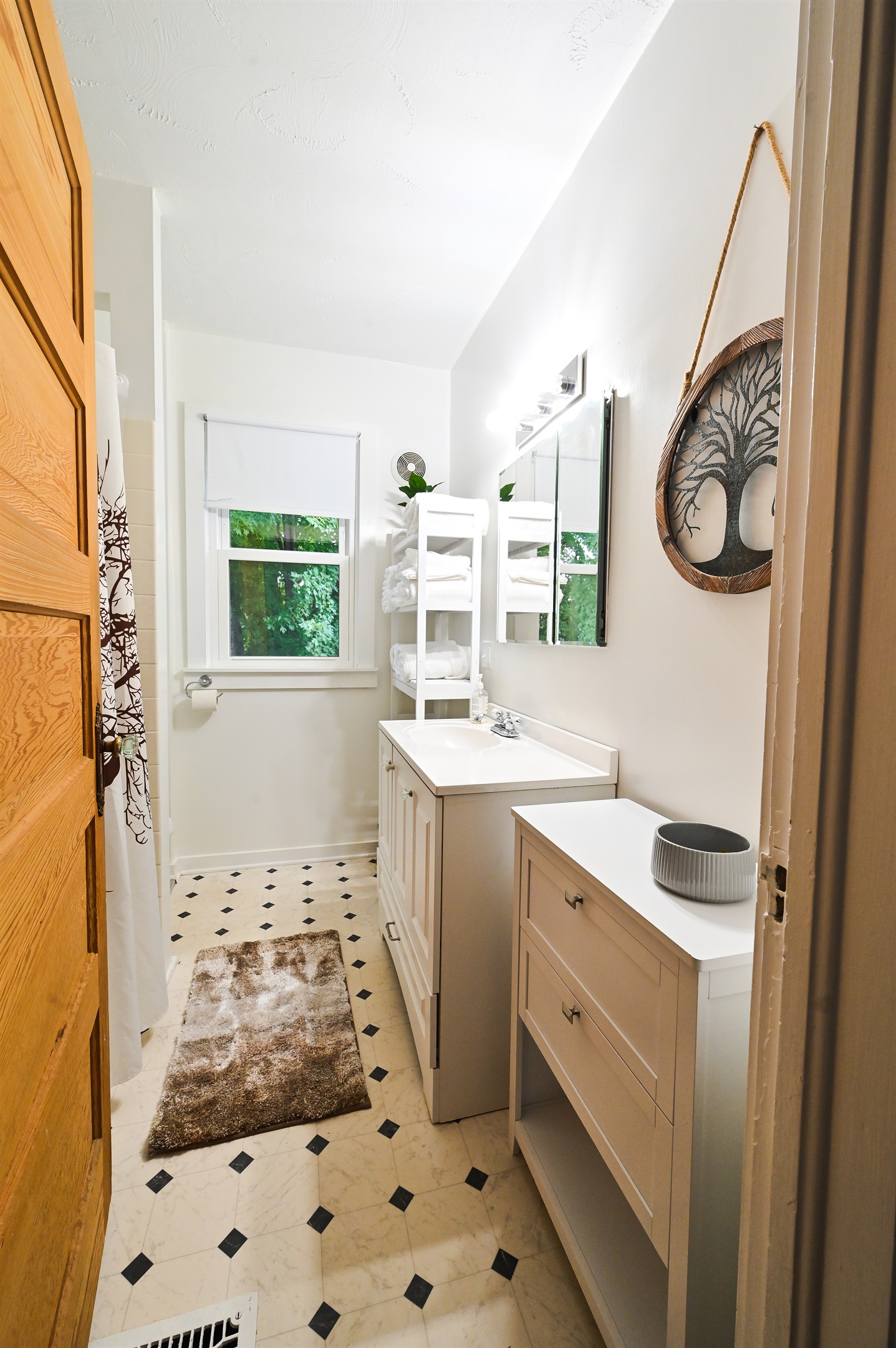 bathroom with tub/shower