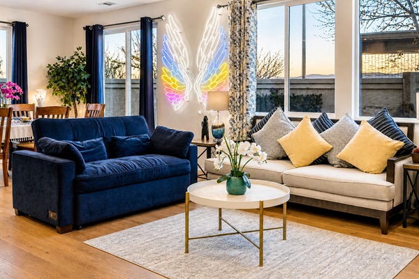 Spacious living room with unique decor – perfect for groups