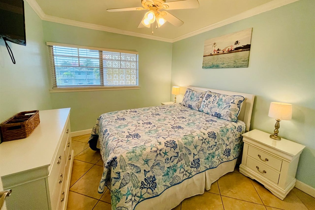 Bedroom 2, Queen Bed