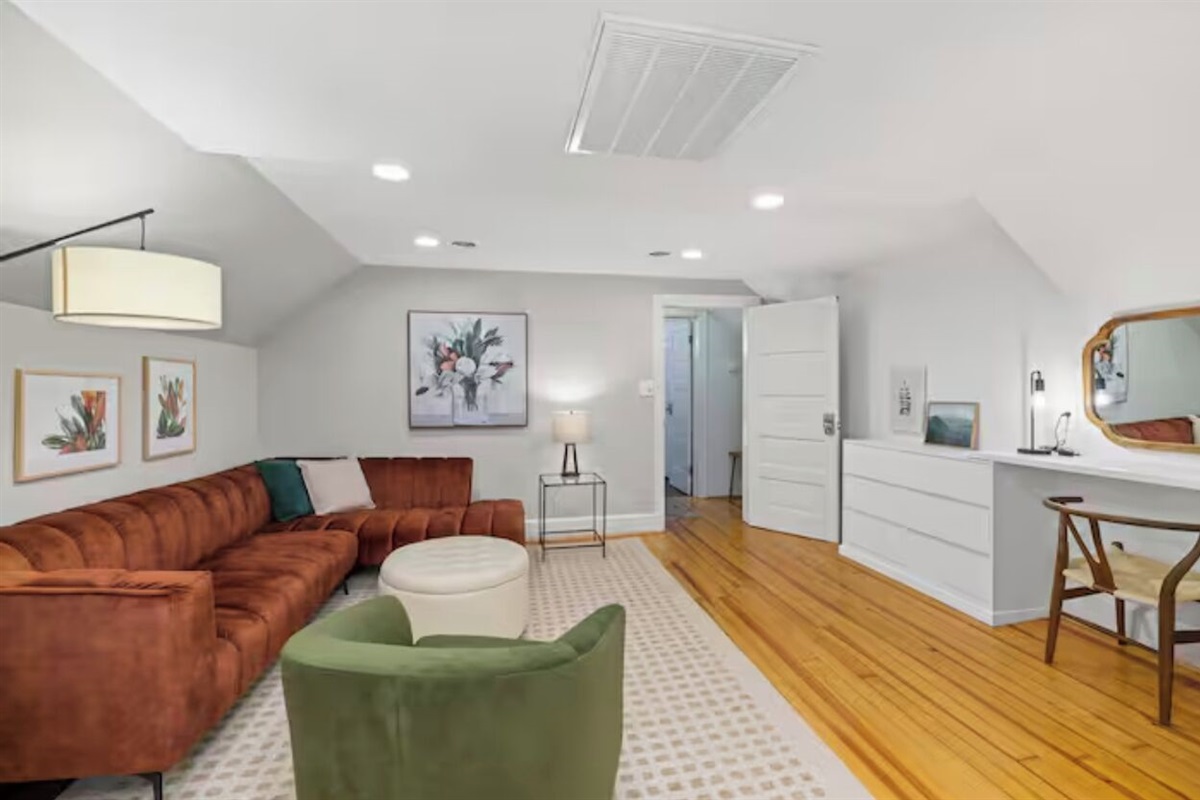 *Upstairs* The Magnolia Suite (1 bd, 1 living room, 1 bath) sleeps 2.