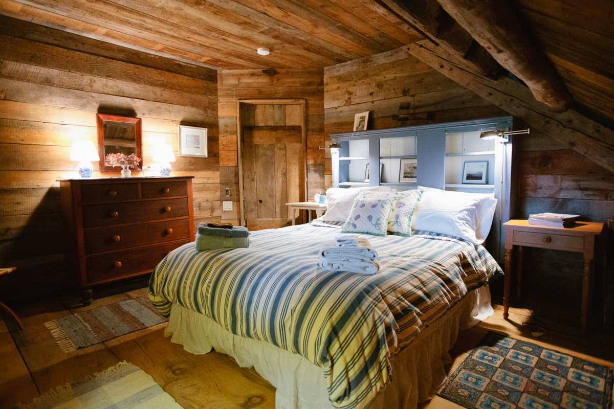 Master bedroom with queen sized bed.