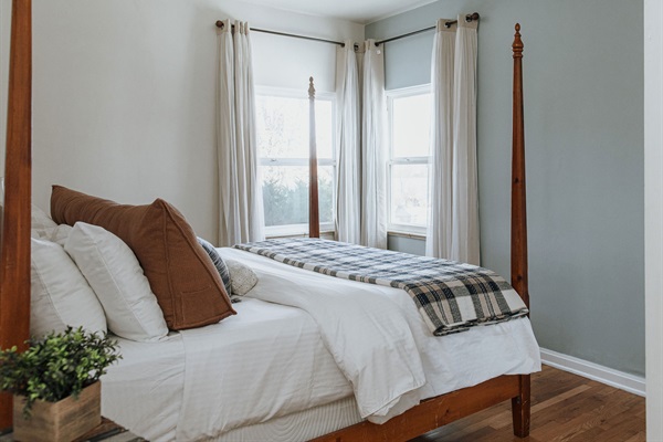 Wake up to LAKE VIEWS in this King-size 4-poster bed. A plush mattress, soft and firm pillows, layers of blankets, and blackout curtains allow you to sleep like a baby.  