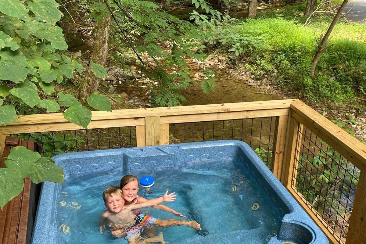 Families can gather in this cabin in the Smoky Mountains where you can enjoy -National Park, BBQ, Hot Tub, arcade, game, fire pit, playground, pool, tennis, basketball, pickle ball.  Easy access:Pigeon Forge, Gatlinburg, Parkway, GSMNP, Wears valley