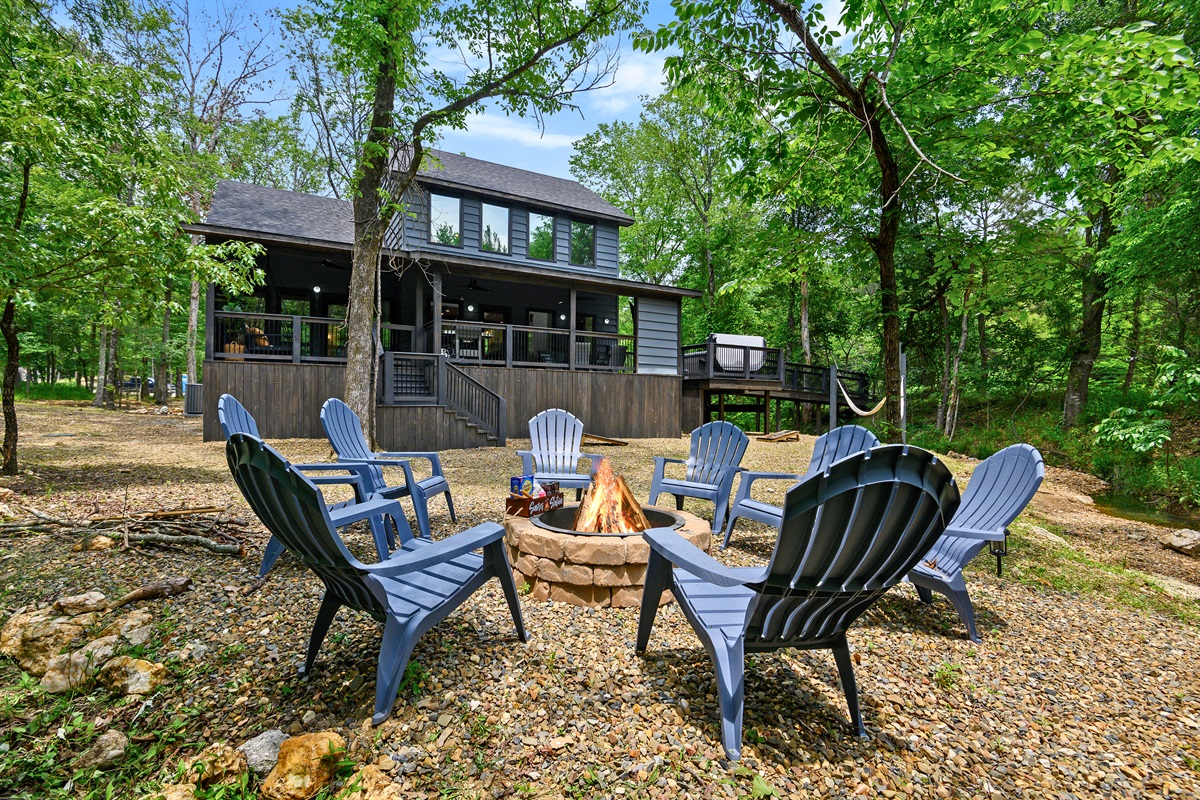 A perfect outdoor retreat with a spacious firepit area and Adirondack chairs. Enjoy cool evenings by the fire, make s’mores, and experience the beauty of the surrounding forest. An ideal setti