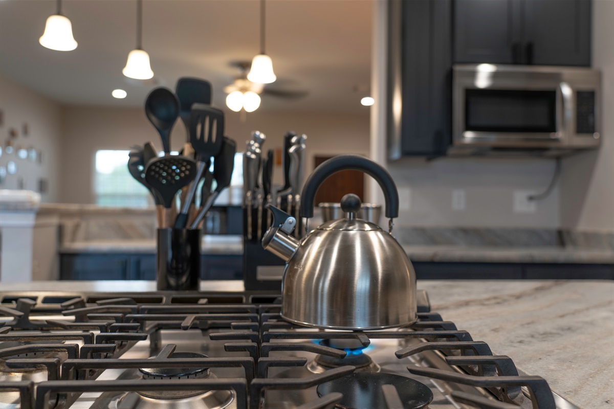 ☕ Fully stocked kitchen — from morning coffee to family feasts, you’ll find everything you need.