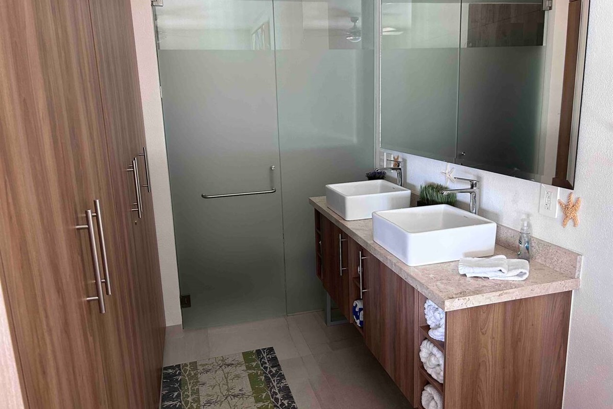 Large full bath with plenty storage