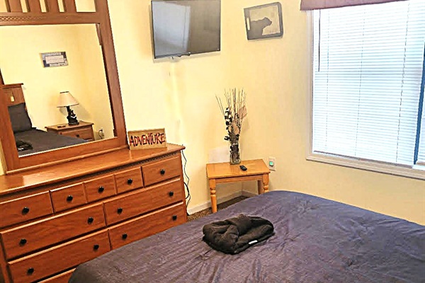 Bedroom 3 - Flat screen TV with streaming channels