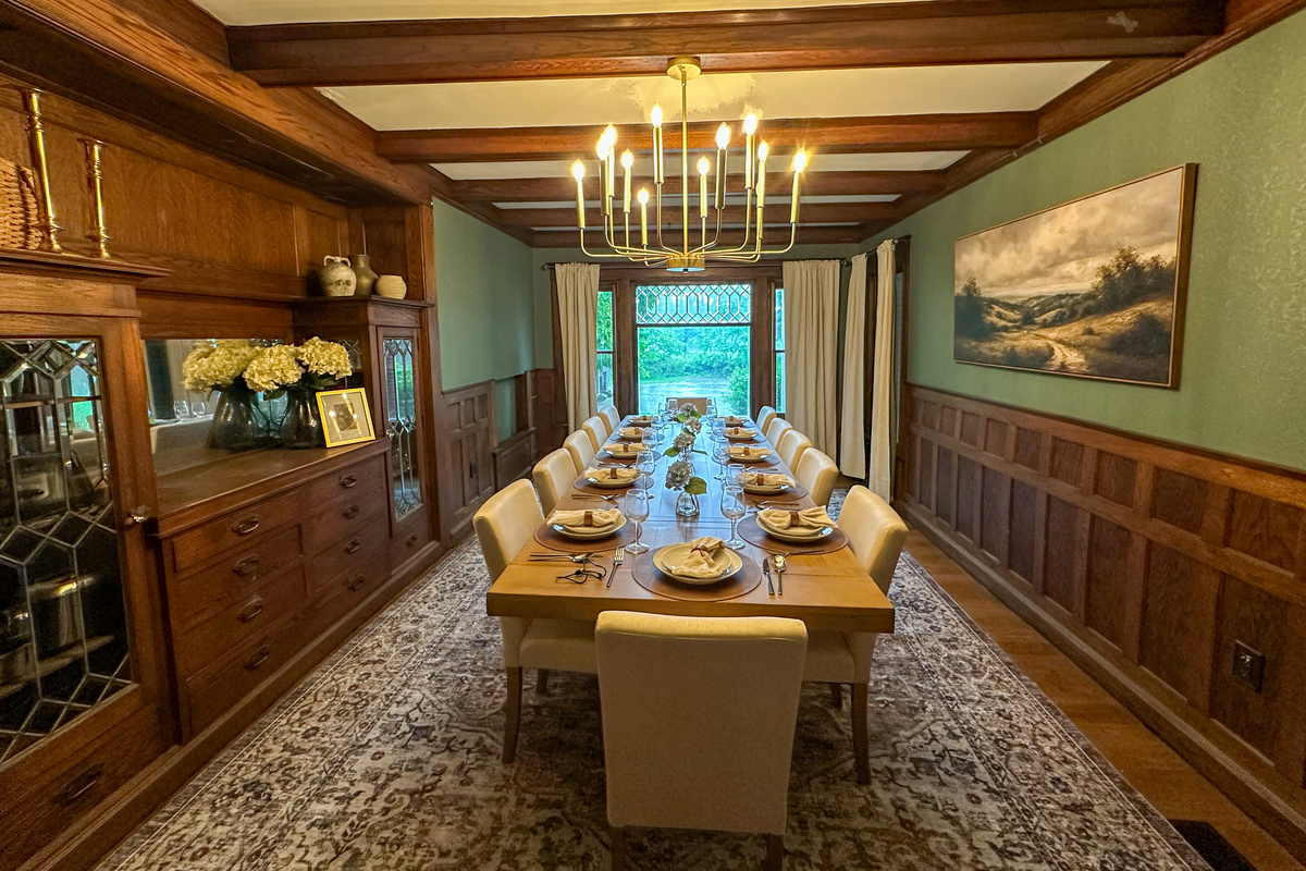 Our dining spaces are designed with seating for 12 indoors & outside, so there’s room for everyone to sit together. Whether it’s holiday dinners, wine nights or summer cookouts this is where memories are made.