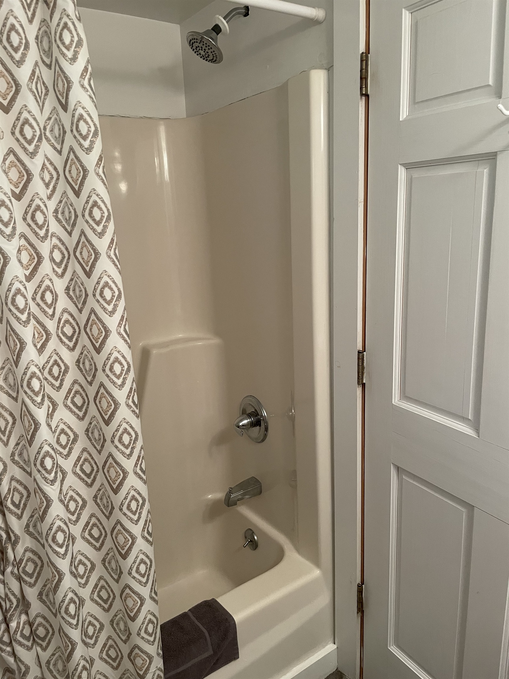 Bath w/ tub/shower