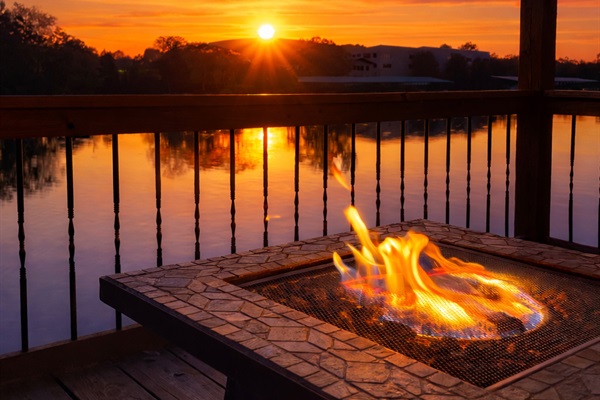 Sunset swims, dockside laughs, and s’mores by the fire 
At Lakeside Hideaway, the best memories happen right as the sun goes down.