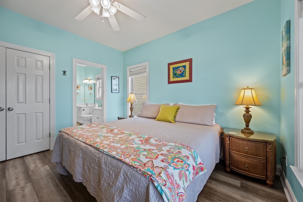 King-size bed in 1st Floor Master bedroom