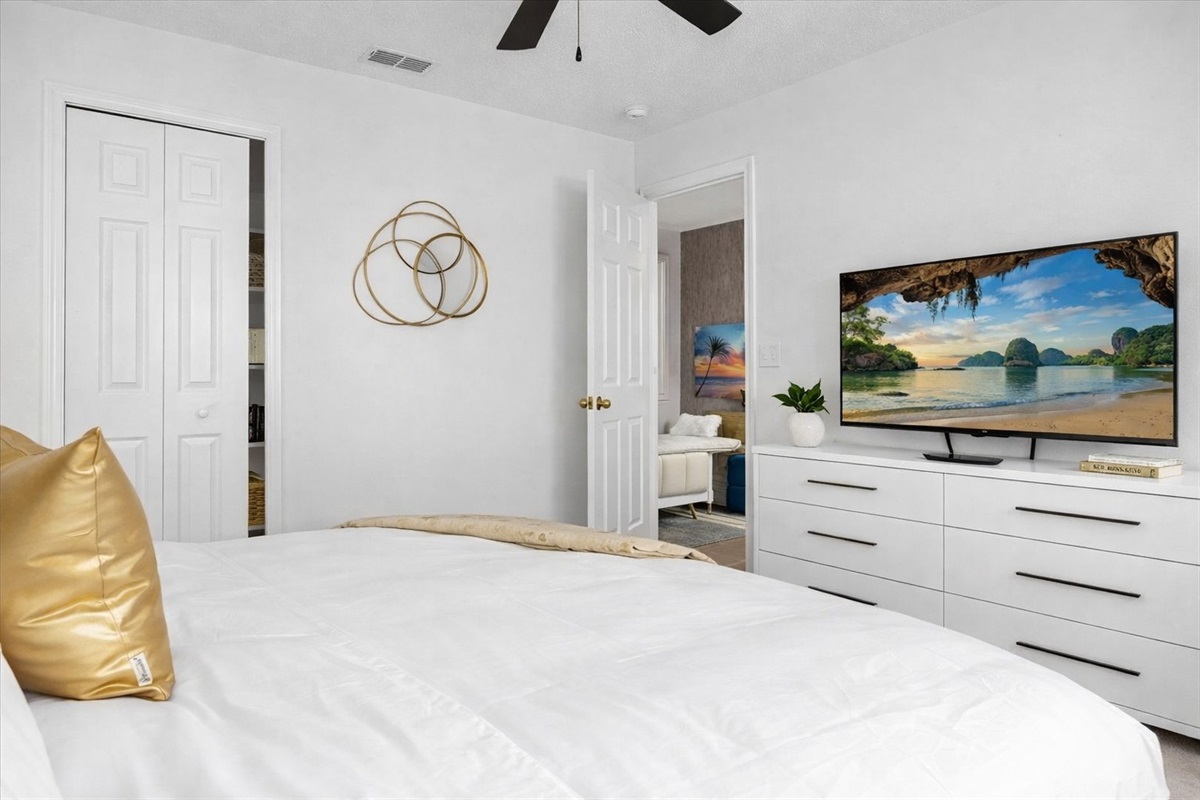 King bedroom 2, 50" Smart TV