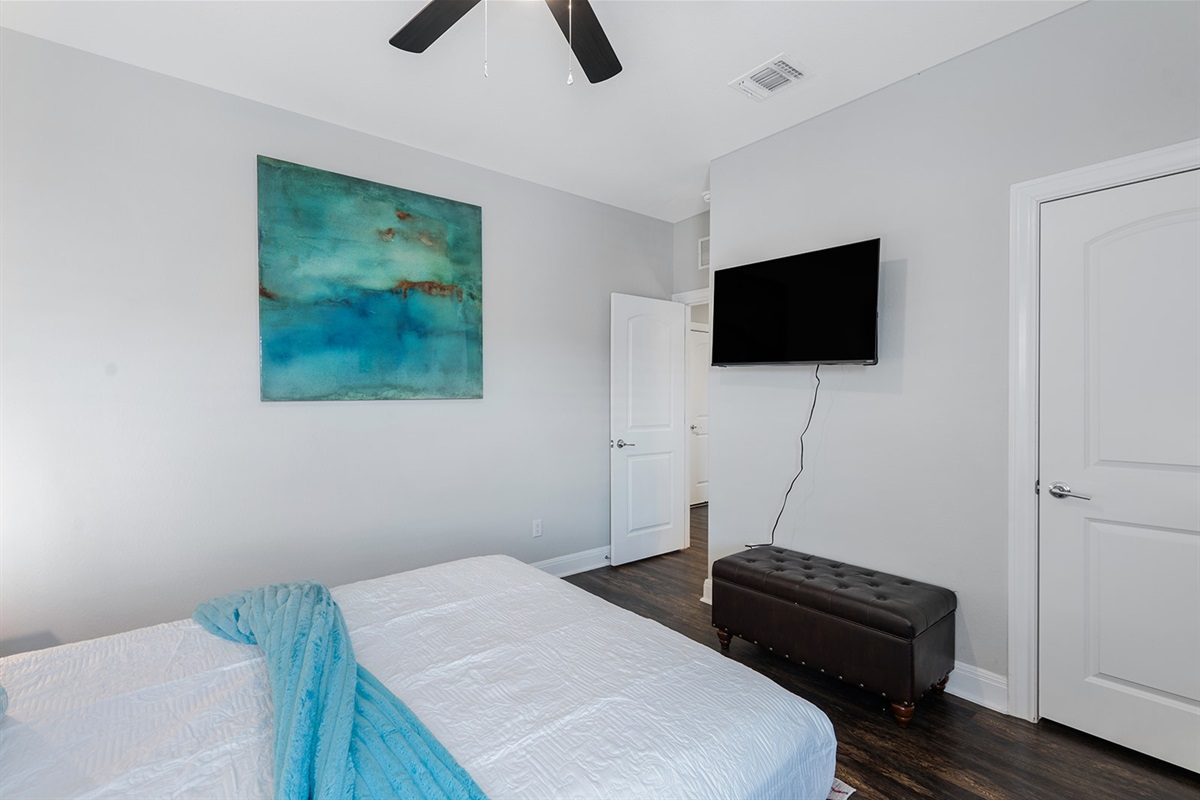 🛏 Bedrooms Rest easy in a calm, stylish bedroom designed for deep relaxation.”