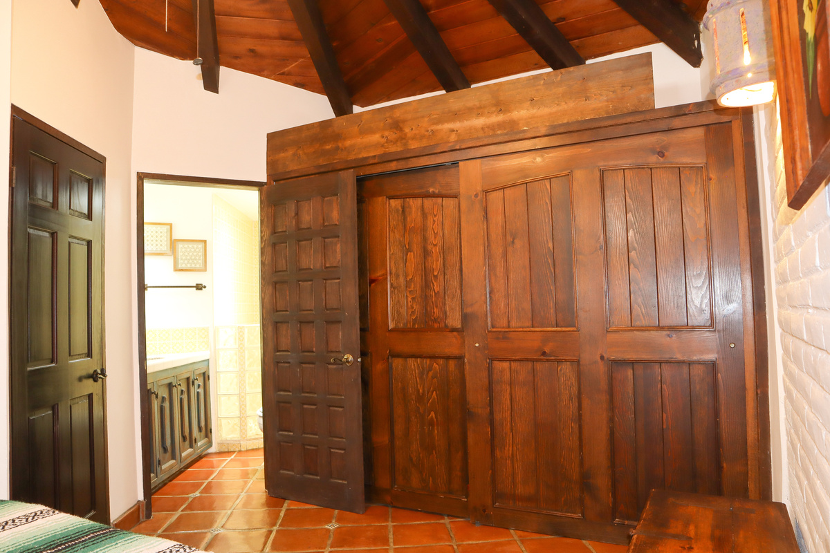 Quiet Suite, King-size bed, Luxury linens, Ceiling fan, Dedicated bathroom with tub/shower.