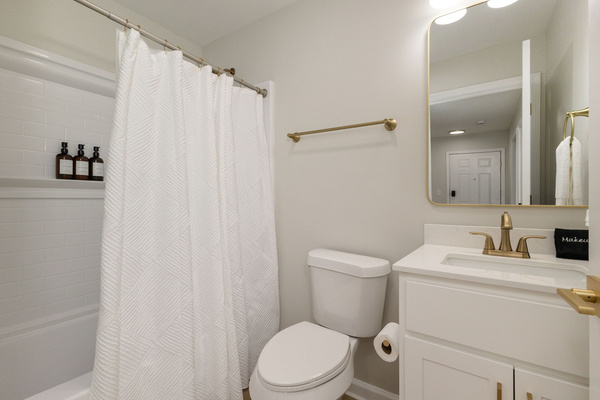 Stylish Notre Dame Haven | 2BR/2BA | Private Balcony + Parking, photo 7