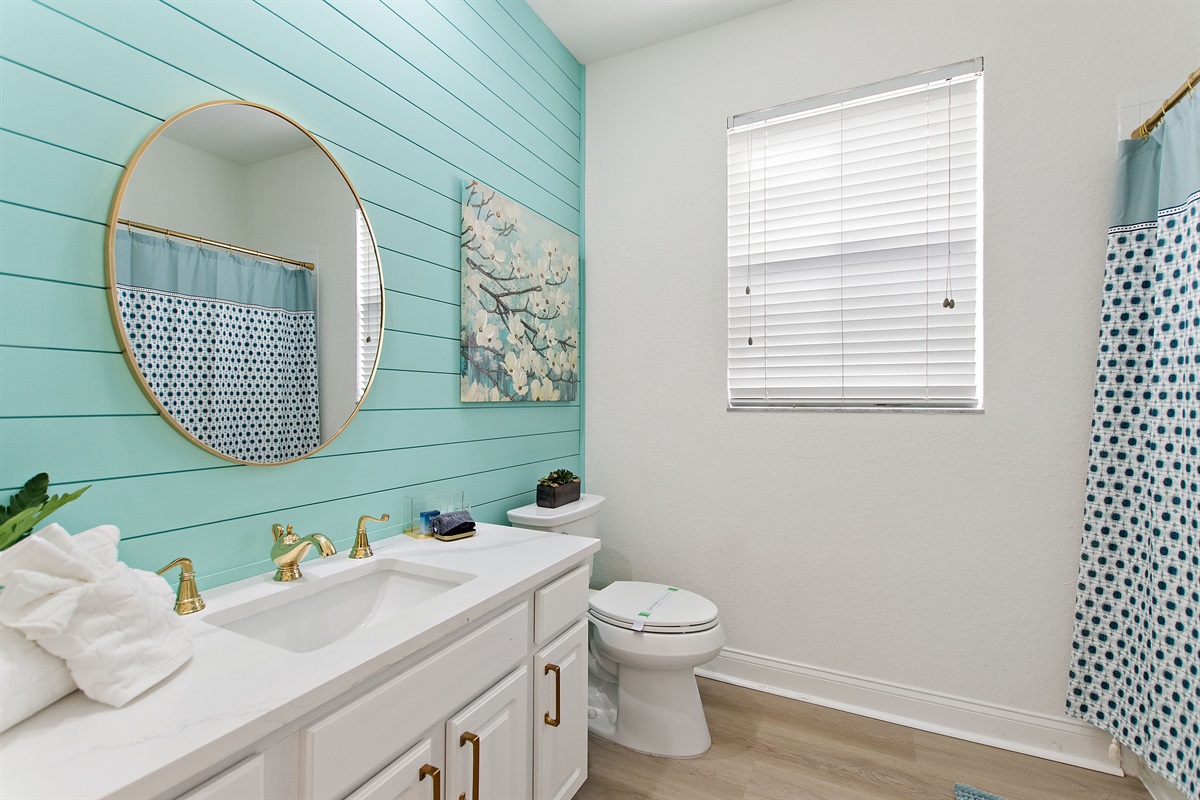 Downstairs bathroom with tub/shower