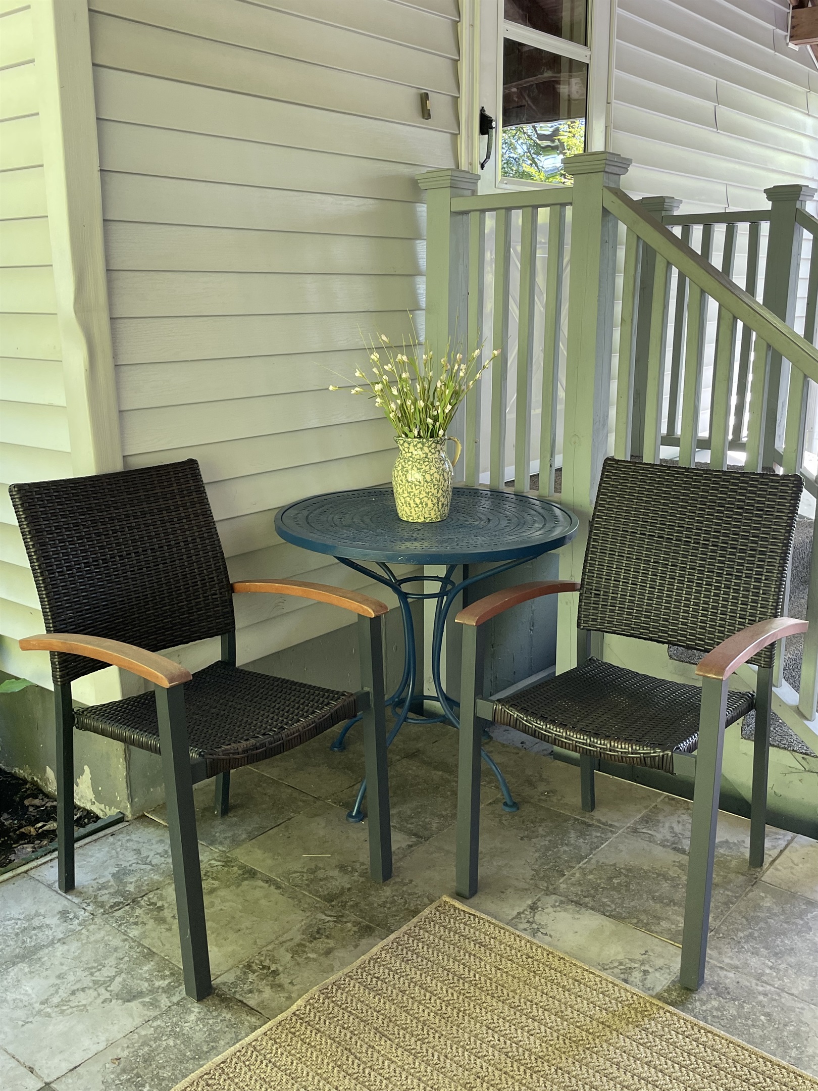 Covered seating area in outdoor entryway