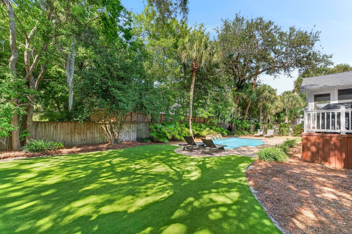 Turf backyard | IOP Poolside Paradise | 112 Sparrow Drive | Isle of Palms, SC | IOP Escapes
