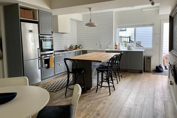 The kitchen and to the right the entry into the suite 