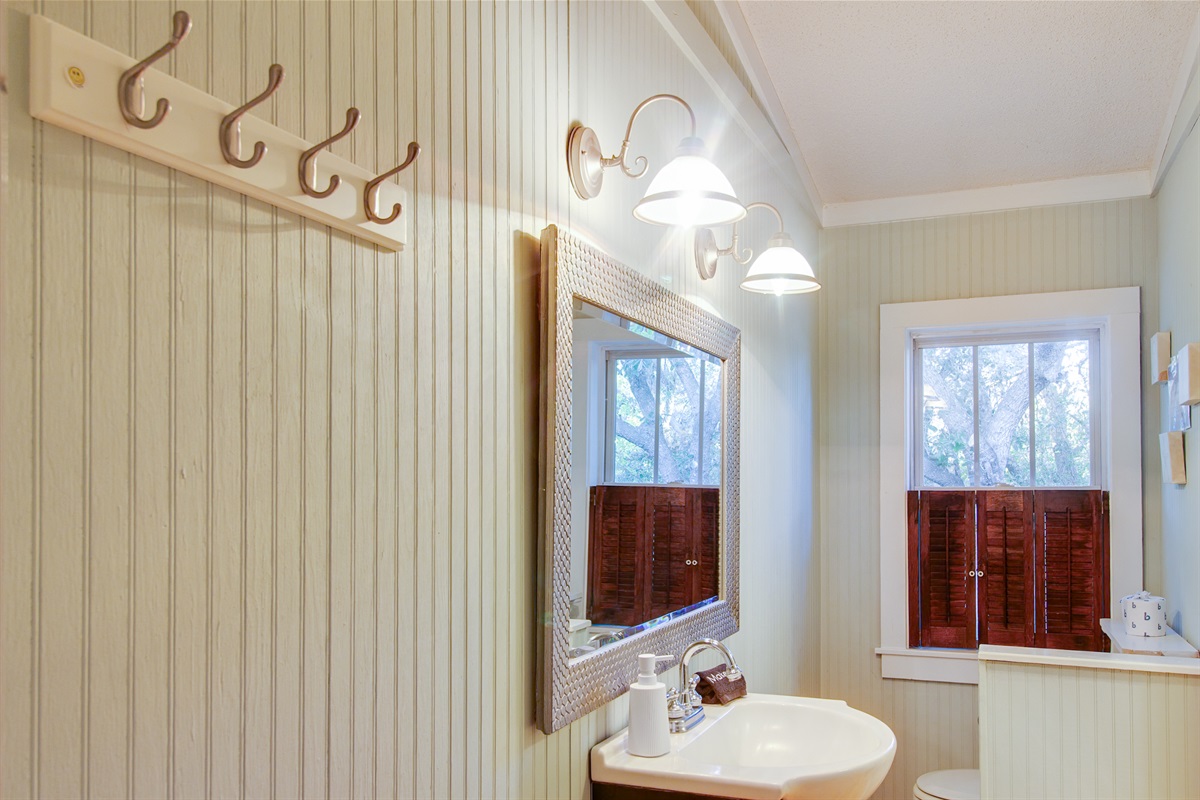 Bathroom 2: Fiberglass Tub/Shower Combo