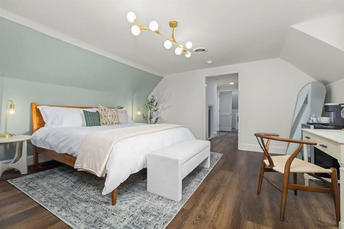 *Upstairs* Oak Canopy Suite (2 bd 1 bath, sleeping 4 + 1 toddler).