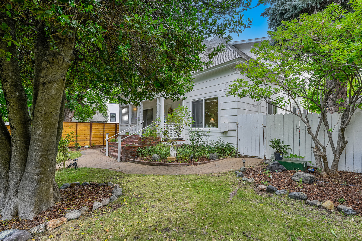 Moldavite Portal it a private studio apartment attached to the Holly House rental and shares the garden and grounds with the main home. 