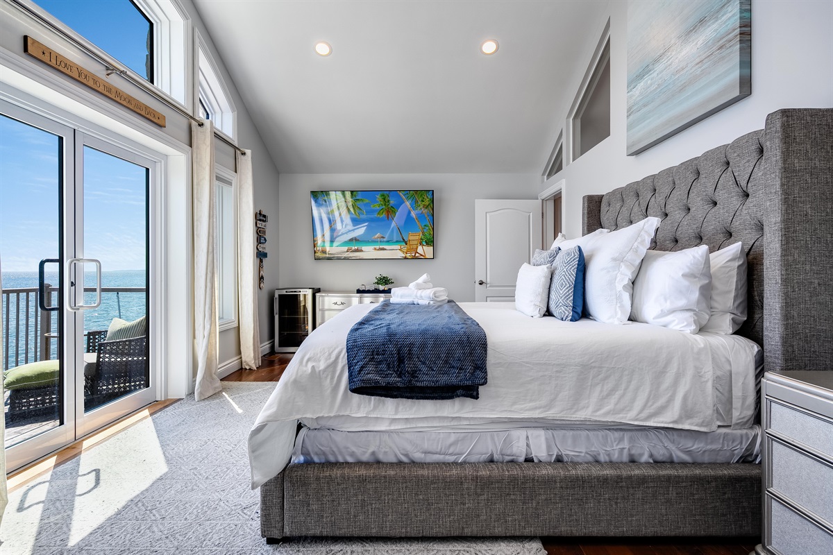 Private master bedroom, with a gorgeous view of the horizon. 