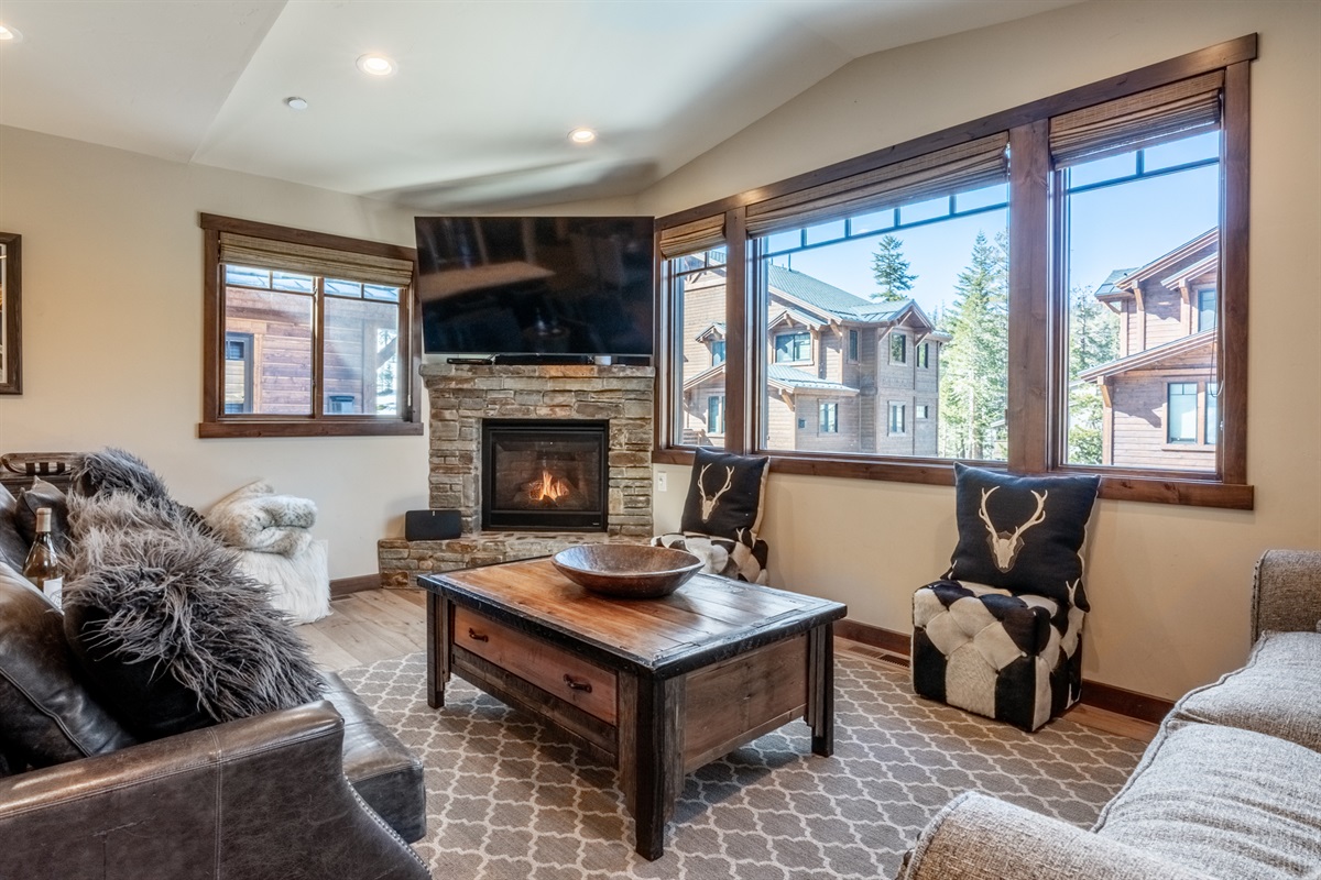Plush seating, warm textures, and a cozy fireplace make the living room at Bear’s Den the perfect place to gather after skiing, hiking, or exploring Mammoth.