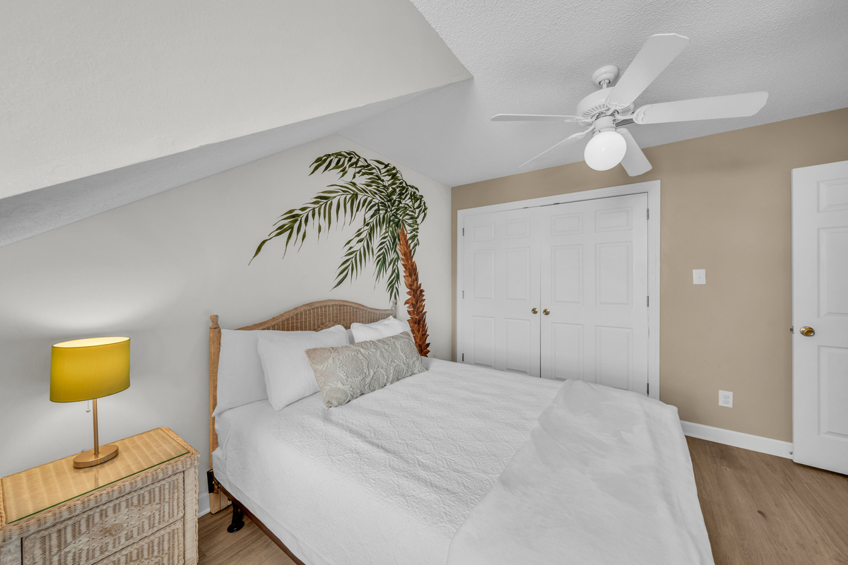 Upstairs queen bedroom, tv, desk