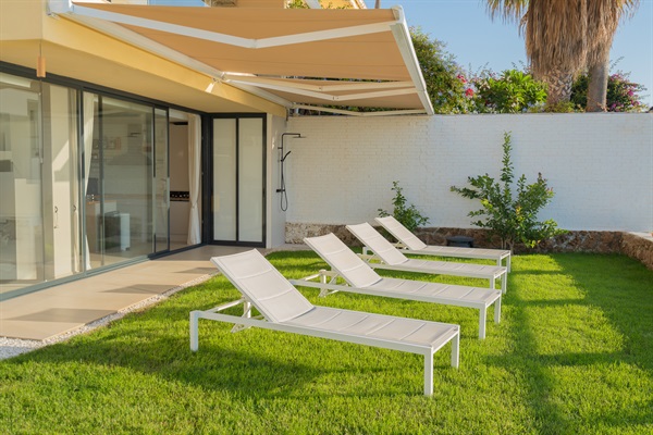 Embrace the morning sun at Casa Folimanka! Picture sun loungers perfectly arranged in the garden, offering a tranquil retreat. A hot water garden shower and awnings provide comfort and privacy, creating an idyllic setting for a refreshing start to your day